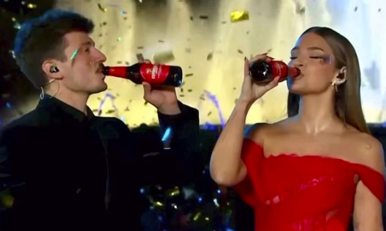 El CAC avala el brindis amb cervesa de Laura Escanes i Miki Núñez a les campanades de TV3