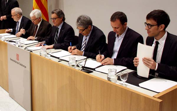 Duart, Mascarell, Mas, Homs, Masllorens i Sellas, durant la signatura. 