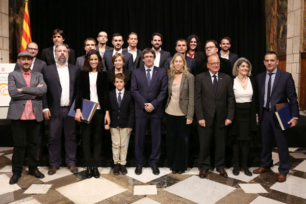 Foto de família dels Premis Nacionals de Comunicació 2016 (foto: Jordi Bedmar).