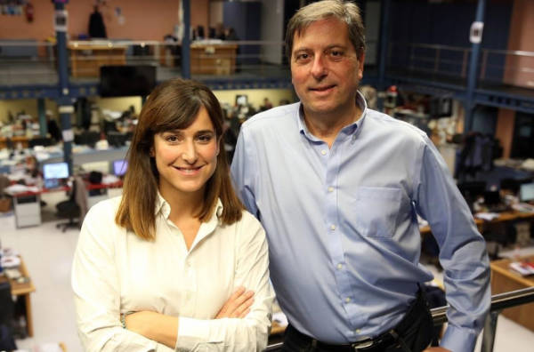 Olga Grau i Luis Mauri a la redacció del diari (foto: Xavier González / El Periódico). 