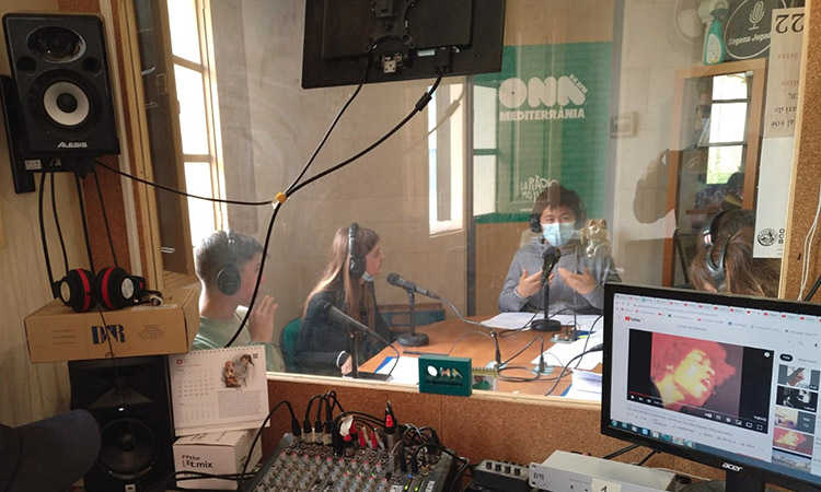 L’OCB i Ona Mediterrània fomenten l’ús del català entre els joves a través de la ràdio