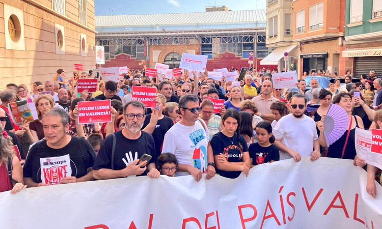 Clam a Borriana contra la censura a les revistes en català